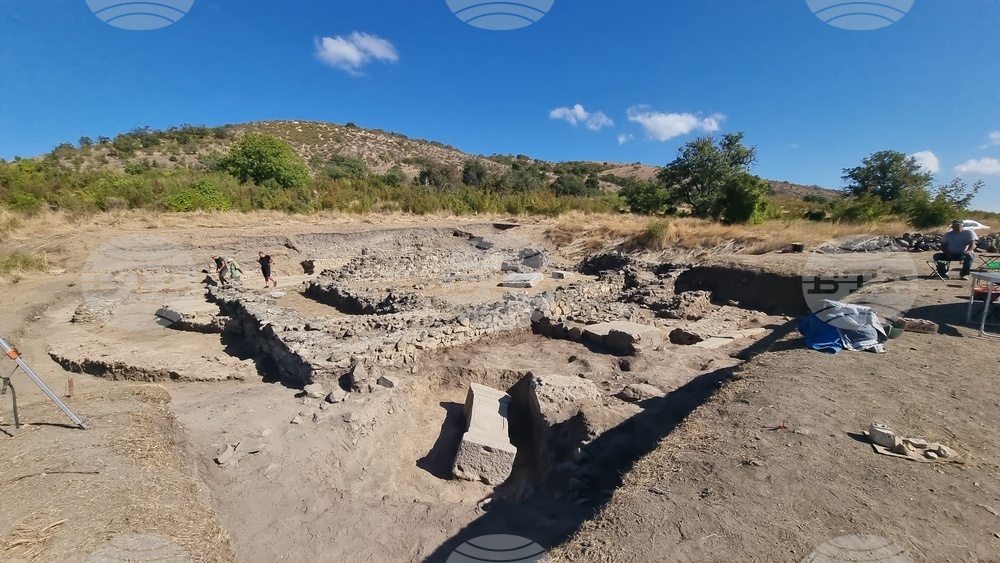 Село Караново - археология - мраморен постамент