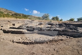 Село Караново - археология - мраморен постамент