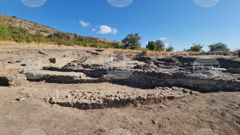 Село Караново - археология - мраморен постамент