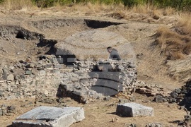 Село Караново - археология - мраморен постамент