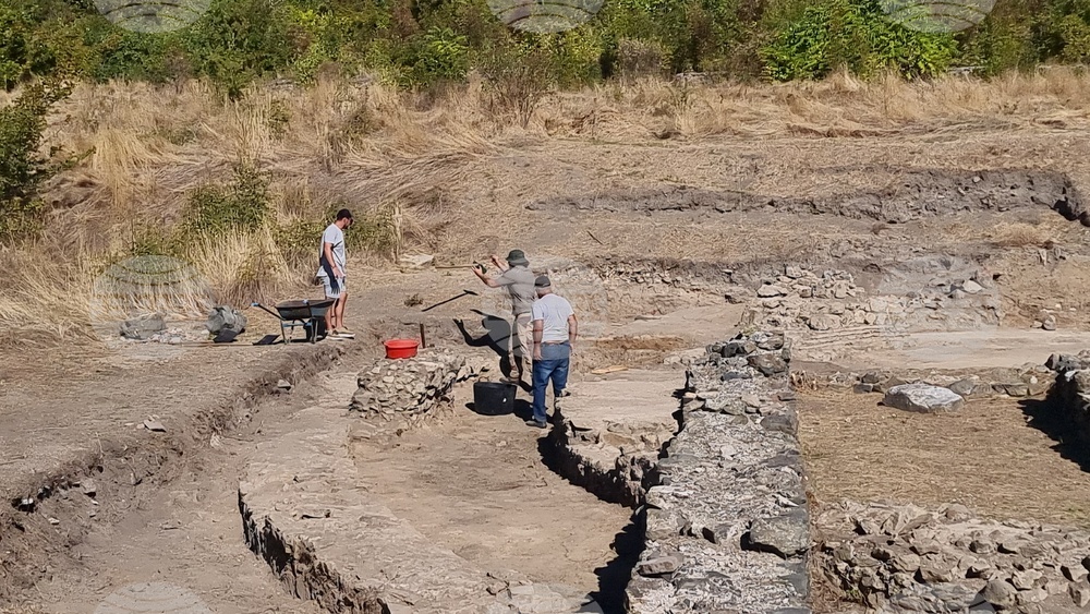 Село Караново - археология - мраморен постамент