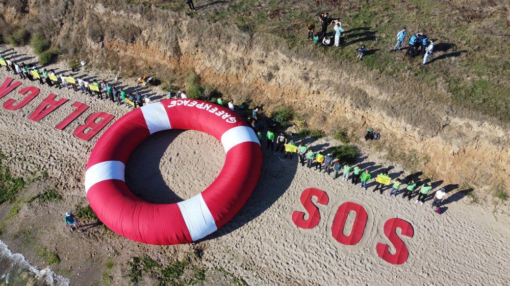 Активисти на „Грийнпийс“ поставиха голям спасителен пояс на пясъчната граница между България и Румъния с призив срещу нови сондажи за нефт и газ в Черно море