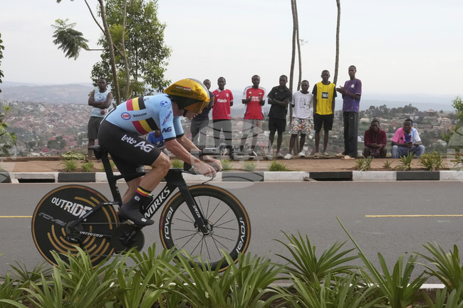 Белгийският колоездач Ремко Евенепул защити световната си титла в индивидуалния старт по часовник