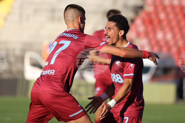 Смяната на стила изисква време, категоричен е треньорът на Септември Младен Стоев