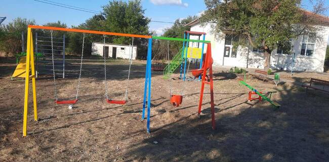 Община Кубрат: Децата в Медовене се радват на обновен кът за игра