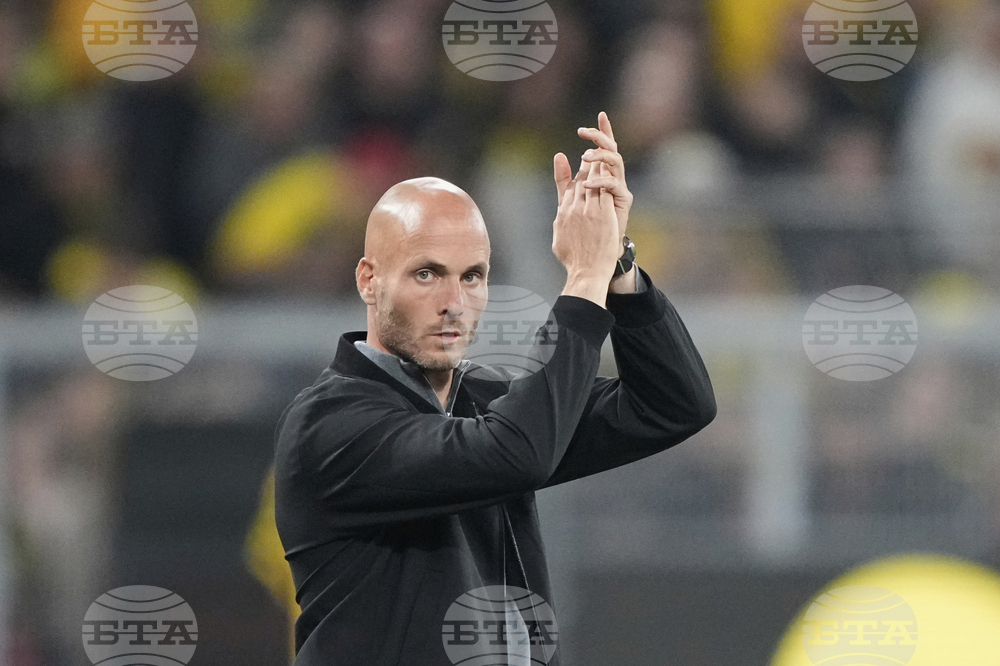 Треньорът на Волфсбург Пол Симонис е наясно, че бъдещето му на поста е заложено на карта