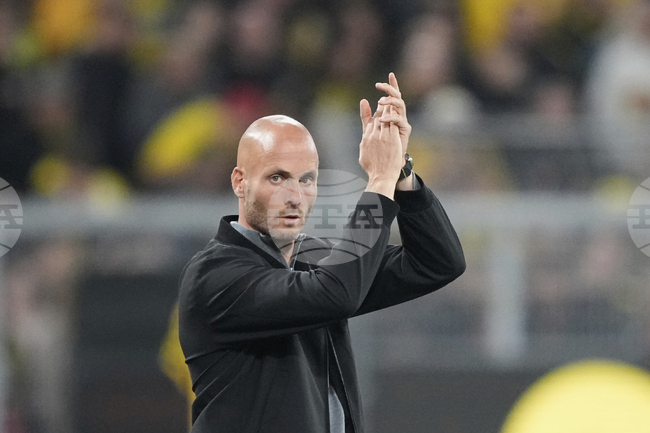 Треньорът на Волфсбург Пол Симонис е наясно, че бъдещето му на поста е заложено на карта