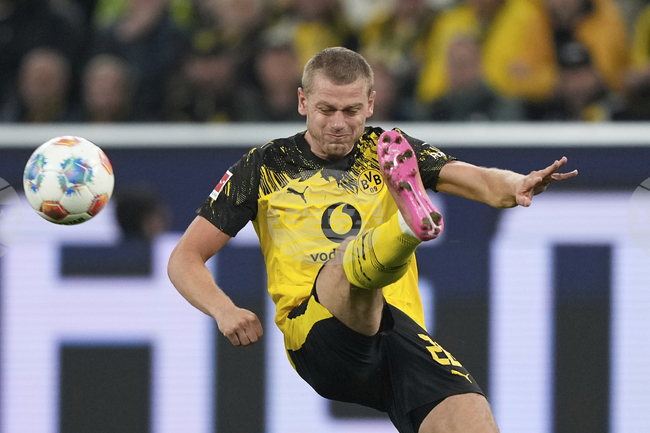 Барселона проявява интерес към защитник от Борусия Дортмунд 