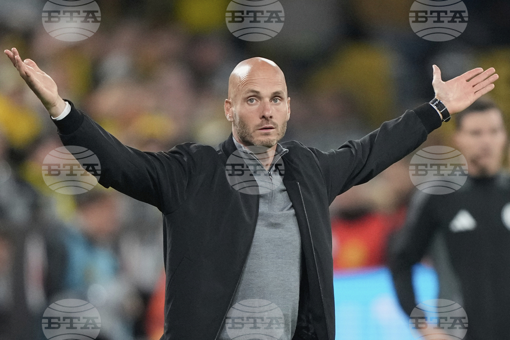 Волфсбург уволни старши треньора Пол Симонис след слабия старт на сезона