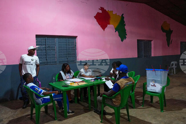 На референдума в Гвинея бяха одобрени конституционните промени, позволяващи на лидера на хунтата да се кандидатира за президент