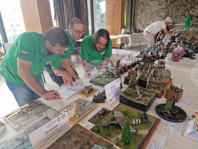 Близо 60 участници от страната и чужбина се включиха в „Манта Модел Експо“ във Велико Търново с над 350 стендови модела
