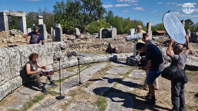 Стефан Вълдобрев и „Обичайните заподозрени“ записаха част от музиката за новия си проект „Акустиката на България“ в Никополис ад Иструм