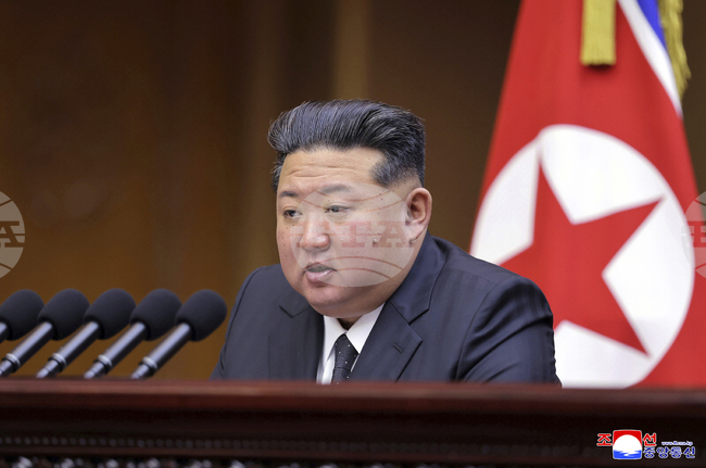 Севернокорейският лидер Ким Чен-ун разговаря с президента на Лаос в Пхенян, съобщи КЦТА