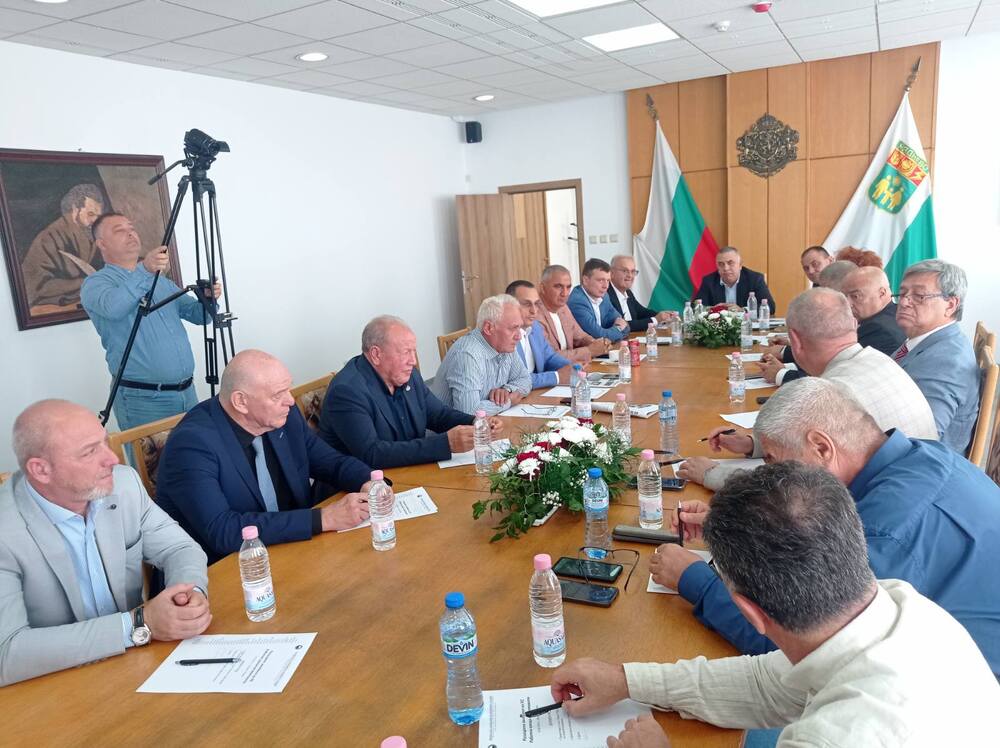 Община Сливен: Кметът Стефан Радев и негови колеги от български общини проведоха работна среща в Раднево