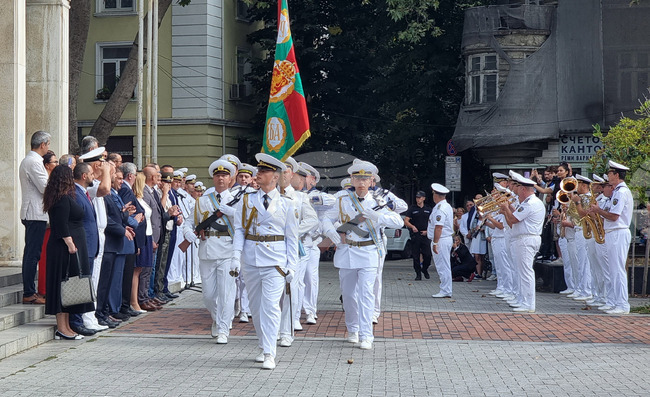 Варна отбеляза годишнината от обявяването на Независимостта на България с военен ритуал и молебен