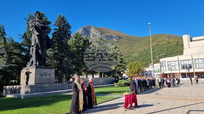 С тържествен ритуал и празнична програма Враца отбеляза 117 години от обявяването на Независимостта на България