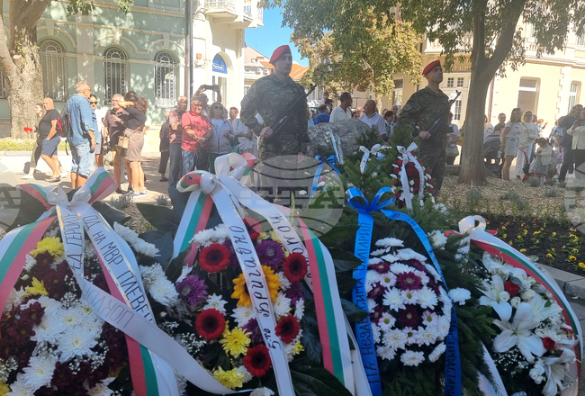 В Плевен с тържествен ритуал, поднасяне на цветя и концерти се честват 117 години от обявяването на Независимостта на България