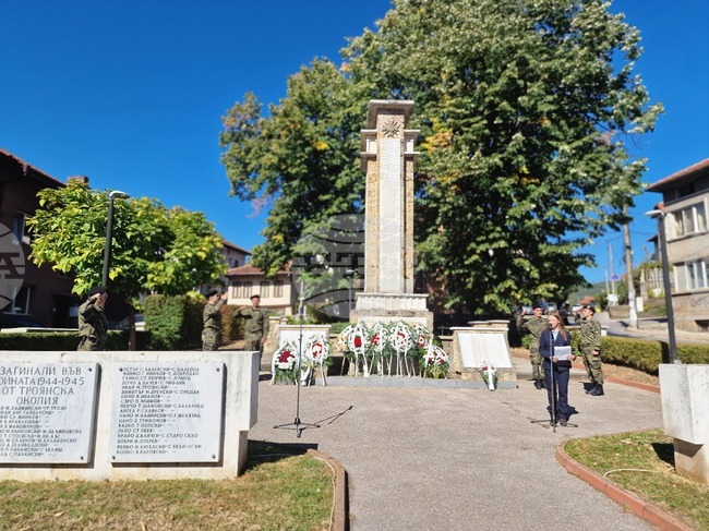С възпоменателна церемония пред мемориален комплекс „Вила Ванна“ в Троян почетоха Деня на независимостта