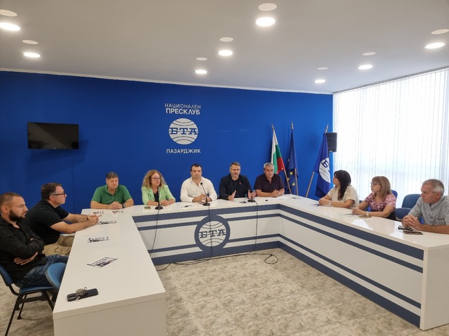Пресконференция на кандидатите за общински съветници в Пазарджик от "Единение", движение "Заедно" и ПП "Средна европейска класа"
