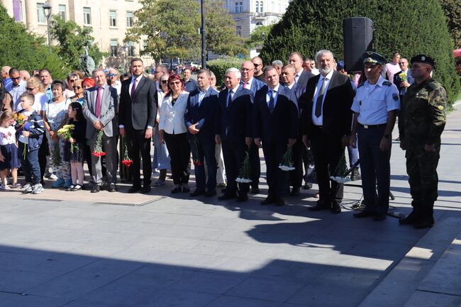 ОА Русе: Русенци отбелязаха 117 години от Независимостта. Драгомир Драганов: Русенци бяхме тези, които показахме, че независимостта не е само политически акт, а и културна, икономическа и духовна самостоятелност