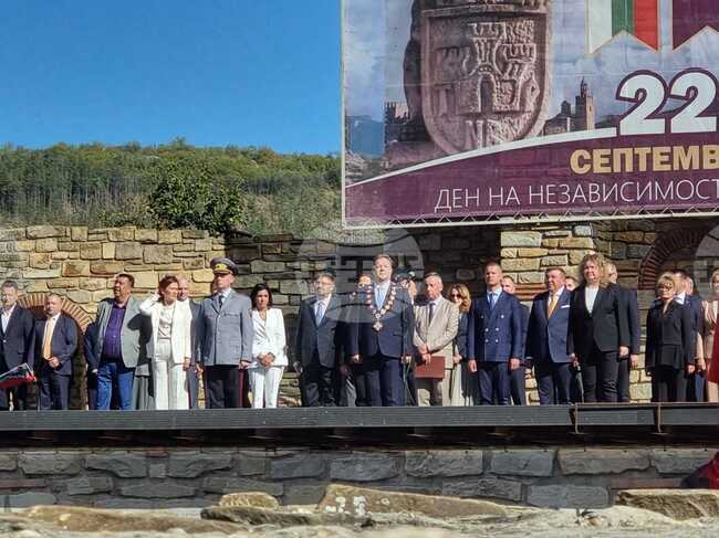 С военен ритуал на крепостта "Царевец" беше издигнато националното знаме в Деня на независимостта, многолюдно шествие премина по улиците
