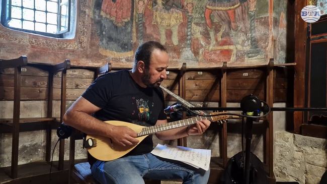 В арбанашка църква от 17-и век Стефан Вълдобрев и „Обичайните заподозрени“ записаха част от песента „Покриви без къщи“ от предстоящия си албум