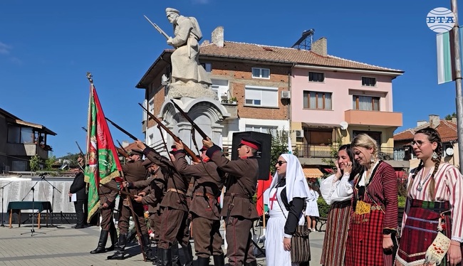 Панагюрище отбеляза годишнината от обявяването на Независимостта на България с издигане на националното знаме, празнично шествие и молебен
