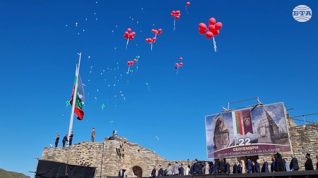С военен ритуал на крепостта "Царевец" беше издигнато националното знаме в Деня на независимостта, многолюдно шествие премина по улиците