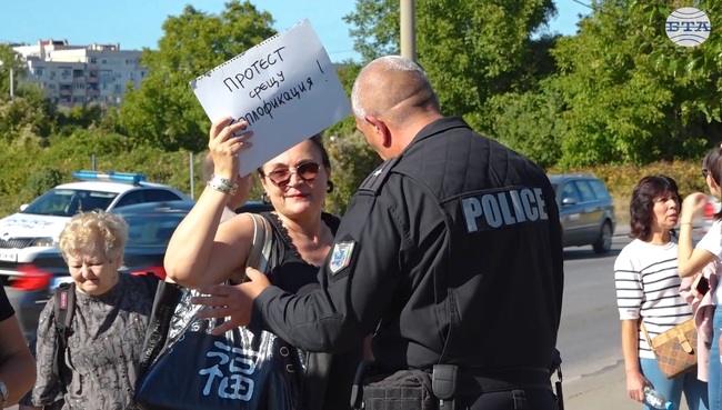 Жители на столичния квартал „Дружба 2“ излязоха на протест заради проблема с парното и топлата вода, блокираха движението по бул. "Цариградско шосе"