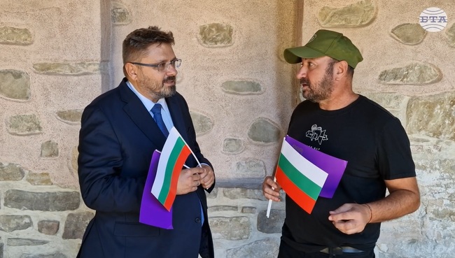 В Деня на Независимостта на България Стефан Вълдобрев и „Обичайните заподозрени“ записаха нова песен в средновековна търновска църква