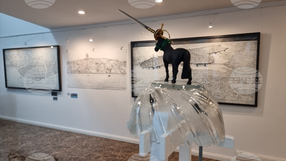 Изложбата на Лъчезар Бояджиев "Градско бленуване" беше открита в Българския културно-информационен център в Скопие