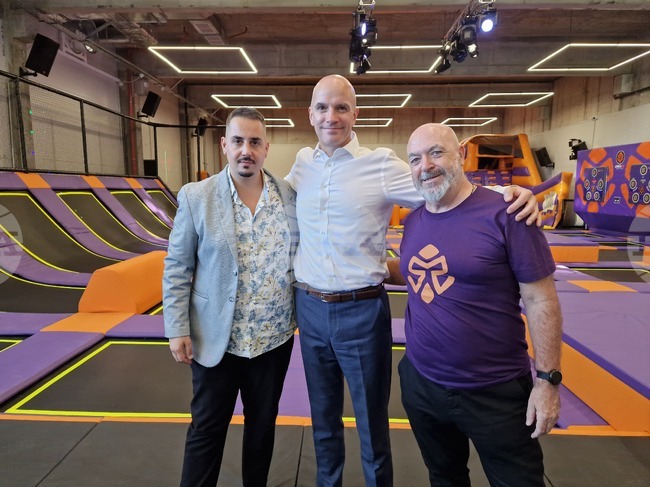 Посланикът на Обединеното кралство Натаниъл Копси посети първия в България извънстоличен трамплин парк във Велико Търново