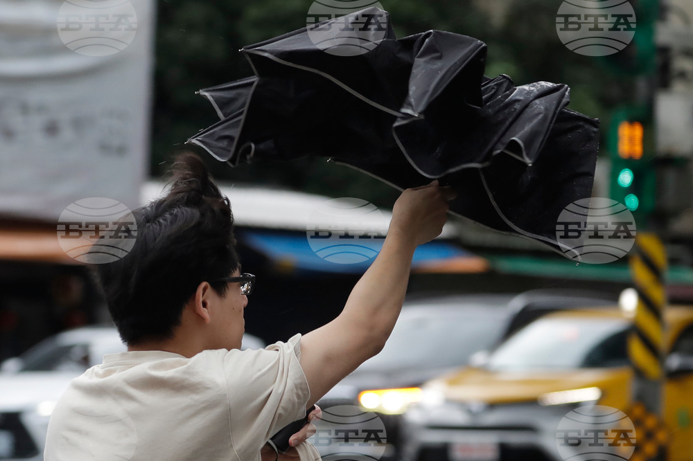 Китайските власти преустановяват работа и учебните занятия в големи градове в Южен Китай заради тайфуна "Рагаса"