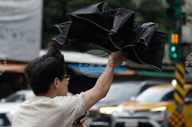 Китайските власти преустановяват работа и учебните занятия в големи градове в Южен Китай заради тайфуна "Рагаса"