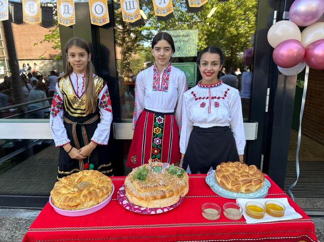 Празнична програма с песни и стихове даде начало на новата учебна година в Българското училище „Златен век“ в град Нюрнберг, Германия