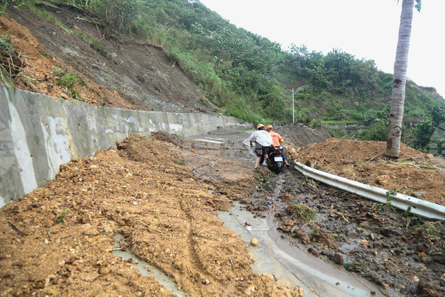 Проливни дъждове предизвикаха свлачища, които отнеха живота на седем души във Филипините
