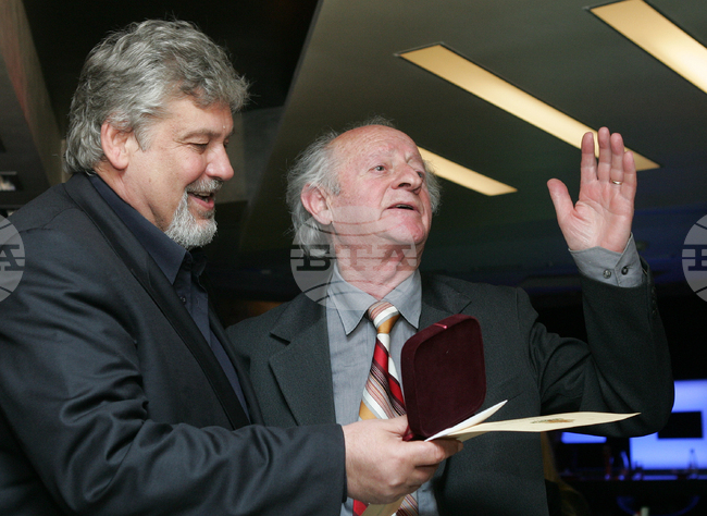 Акад. Николай Кауфман записва народни песни в над 2000 населени места в България, изследва и фолклора на преселниците