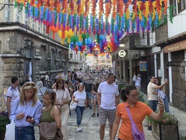 Много щандове, музика и забавления предложиха на гостите Нощта на Самоводската чаршия и Фестивалът на занаятите във Велико Търново