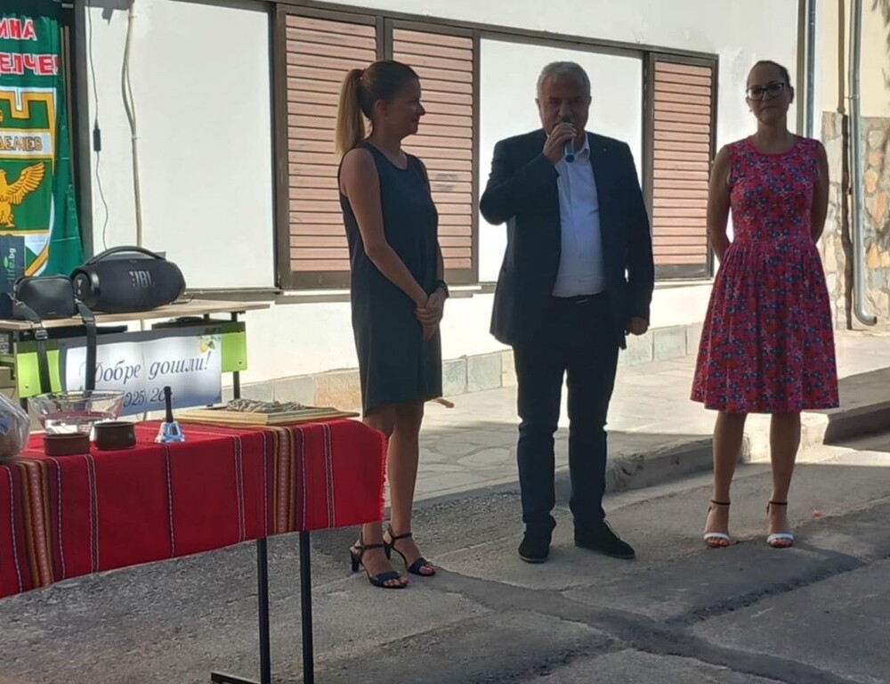 С тържествен водосвет бе открита новата учебна година в училище „Св. Иван Рилски“ в град Драма и неговия филиал в град Като Неврокопи