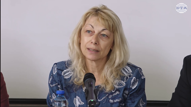 Заместник-ректорът на Великотърновския университет доц. Боряна Здравкова приветства участниците в хакатон, организиран от БТА