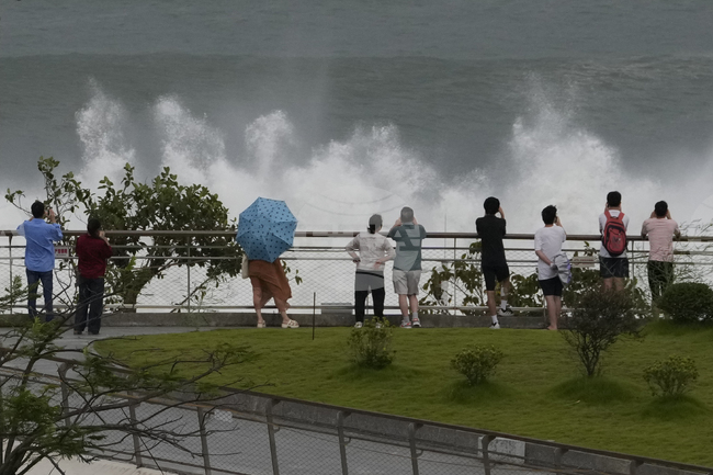 Тайфунът "Рагаса" връхлетя Хонконг и Южен Китай, след като отне живота на най-малко 15 души в Тайван и на 7 във Филипините