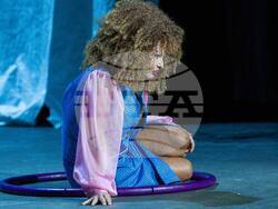 Театърът среща изкуствения интелект на сцената на Народния театър в „Бил Гейтс и Стив Джобс разговарят за бъдещето на информатиката“, снимка – Народен театър/Стефан Здравески