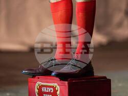 Театърът среща изкуствения интелект на сцената на Народния театър в „Бил Гейтс и Стив Джобс разговарят за бъдещето на информатиката“, снимка – Народен театър/Стефан Здравески