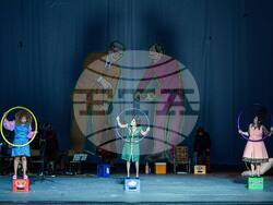 Театърът среща изкуствения интелект на сцената на Народния театър в „Бил Гейтс и Стив Джобс разговарят за бъдещето на информатиката“, снимка – Народен театър/Стефан Здравески