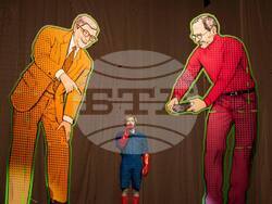 Театърът среща изкуствения интелект на сцената на Народния театър в „Бил Гейтс и Стив Джобс разговарят за бъдещето на информатиката“, снимка – Народен театър/Стефан Здравески