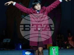 Театърът среща изкуствения интелект на сцената на Народния театър в „Бил Гейтс и Стив Джобс разговарят за бъдещето на информатиката“, снимка – Народен театър/Стефан Здравески