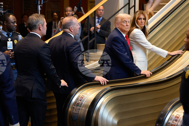 Бе Еф Ем Те Ве: Един спрял ескалатор, много теории