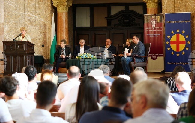 Историци от Харвард и Софийския университет представиха три гледни точки за войната и пропагандата в съвременна Европа на кръгла маса