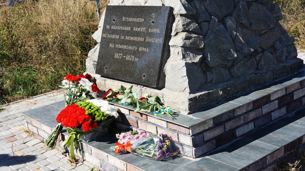 С тържество пред паметника на украинските войници и българските опълченци бе отбелязана независимостта на България от посолството ни в Киев