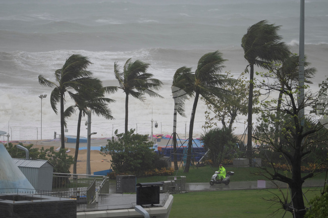 Отслабналата буря "Рагаса" се насочи от южното крайбрежие на Китай към Виетнам